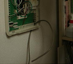ケーブルを通す