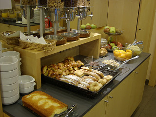 Hotel Via Augusta の朝食バイキング遠景