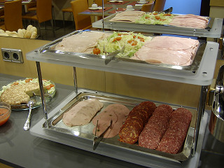 Hotel Via Augusta の朝食のハム類